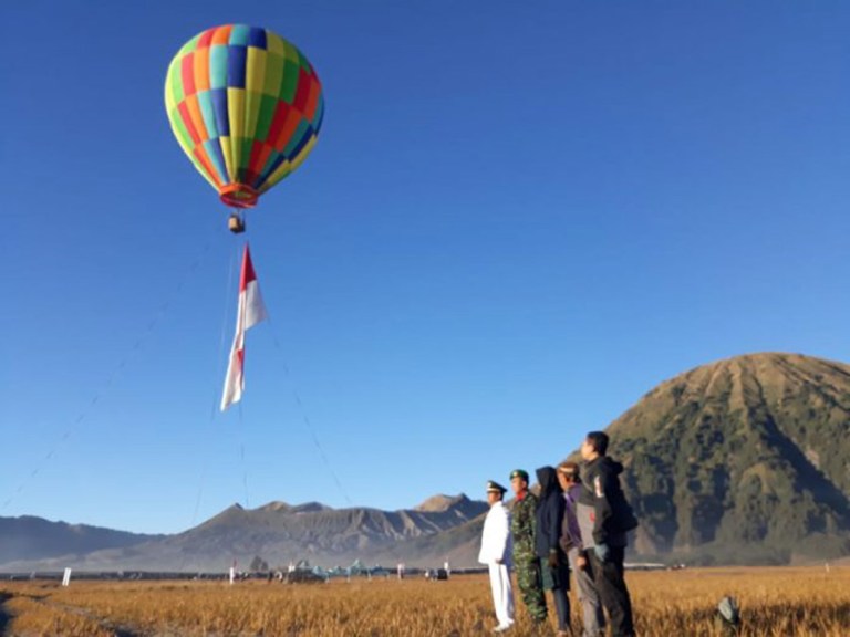 Pengibaran bendera merah putih dengan balon udara di atas Gunung Bromo. (foto: Pantura7)